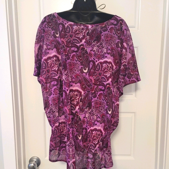 Beautiful Izod flowy top - Picture 2 of 3